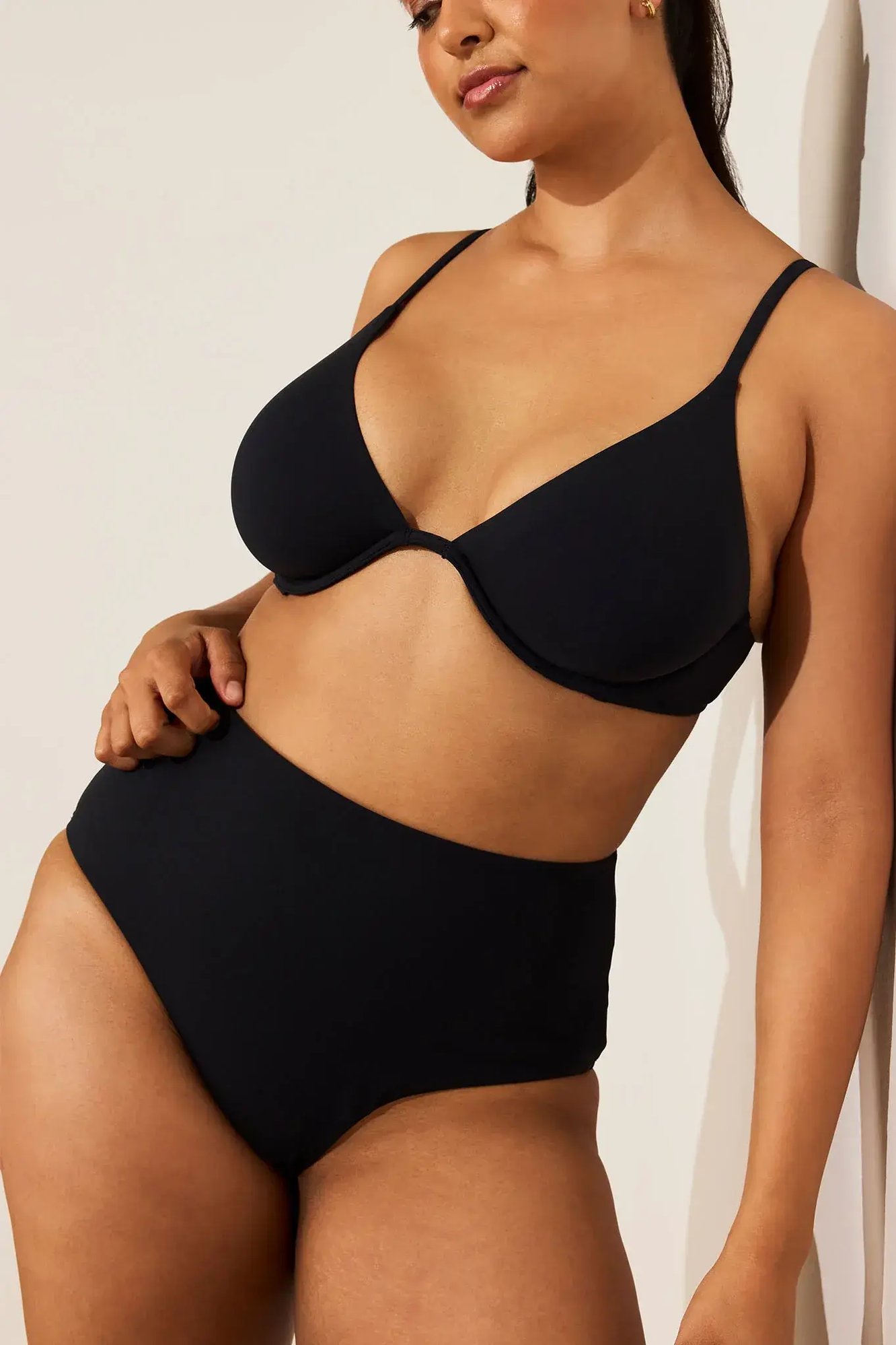 Swim_PlungeTop_Black_Karina_01_2048x